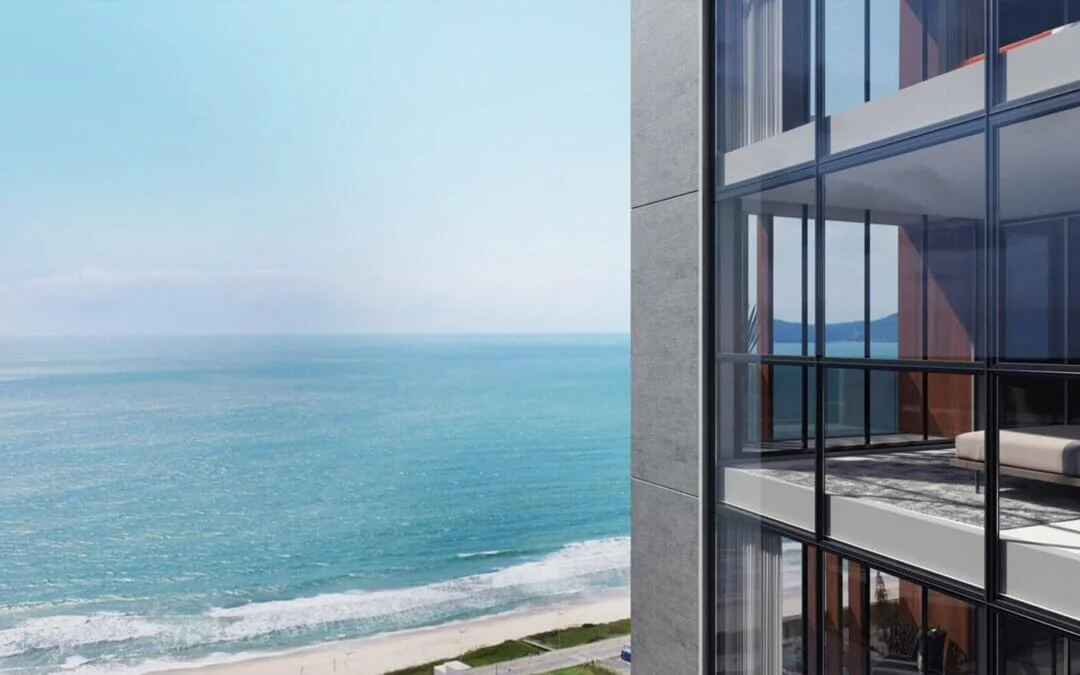 imagem do mar da praia brava, com o prédio do brava mundo aparecendo à direito